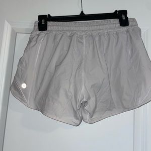 Lululemon white Hotty Hot short size 6 tall ( 4 inch inseam)